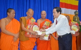 國會常務副主席陳清敏向各僧侶贈送禮物。（圖源：俊光）