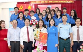 富潤郡韓詮高中學校學生阮玉祥獲加入黨行列。