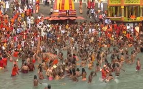 印度教信徒在恒河集體沐浴。（圖源：視頻截圖）