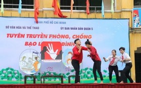 鴻龐中學學生演小品作防止家暴宣傳。