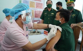 為邊防戰士接種新冠疫苗。 