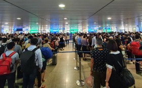 最近幾天，眾多乘客在新山一機場的安檢區排隊等候。（圖源：芳英）