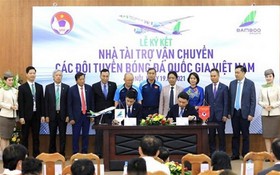越足協會代表與越竹航空代表共同簽署了合作協議。