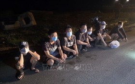 河仙市國際口岸附近24日凌晨2時許，非法出境柬埔寨的7名中國籍人員被職能力量查獲並拘留。（圖源：越通社）