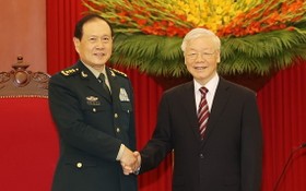 總書記阮富仲（右）接見中國國防部長魏鳳和上將。（圖源：越通社）