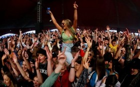 英國利物浦市當地時間2日舉辦一場帶有試驗性質的戶外音樂節活動，大約5000人參加。（圖源：路透社）