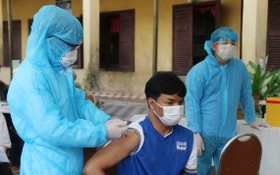 5月1日起，柬埔寨國防部醫療部隊在疫情“紅區”為18歲以上民眾接種疫苗。（圖源：柬中時報）