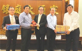 張豐裕和林松耀向蓄臻珠洋培青民辦學校董事會捐贈獎學金和文具。