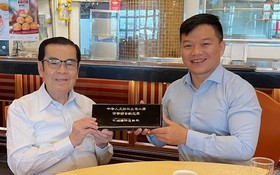 吳清華先生（左）把中國銀行贈予他的紀念幣轉送給“西堤華人文化陳列室”計劃。