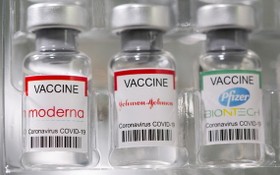 莫德納，強生及輝瑞BioNTech新冠疫苗的藥瓶。（圖源：路透社）