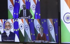 印度總理莫迪（左下）與歐盟執委會主席范德賴恩（右下）及歐洲理事會主席米歇爾（上），8日展開視頻會談，尋求恢復2013年以來停滯的貿易談判。（圖源：AP）