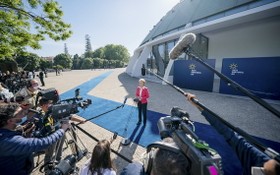歐盟委員會主席馮德萊恩在歐盟社會峰會閉幕後接受記者採訪。（圖源：新華社）