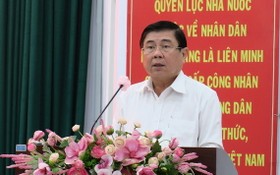 市人委會主席阮成鋒會上發表講話。（圖源：市黨部新聞網）