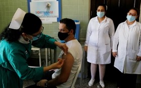 哈瓦那一名年輕志願者接種本土候選冠病疫苗“主權02”。（圖源：AFP）