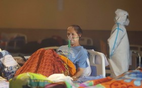 在印度新德里一個又宴會廳臨時改建的急診病房，一名新冠患者正在接受治療。（圖源：聯合國）