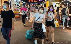 台北及新北進入第三級警戒，民眾外出需全程戴口罩。（圖源：AP）