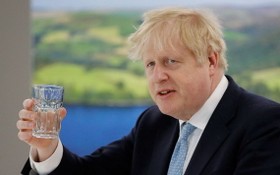 新冠肺炎疫情持續肆虐，英國首相約翰遜卻只承諾為醫護人員加薪1%。（圖源：AFP）