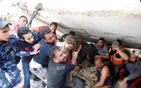 救援人員從一處空襲廢墟中搶救出一名六歲的女童。（圖源：路透社）