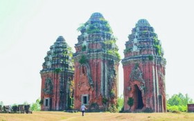 建於十三世紀一共3座的楊隆占婆塔群。