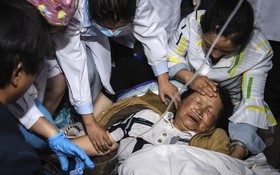 醫護人員對受災群眾進行心理疏導。（圖源：新華社）