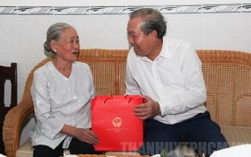 政府常務副總理張和平（右）向對革命有功者贈送禮物。（圖源：市黨部新聞網）