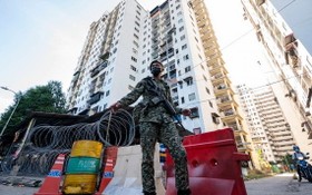 士兵在吉隆坡市郊一處因新冠疫情被封鎖的社區執勤。（圖源：新華社）