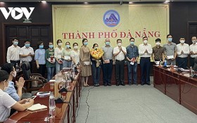 峴港支援北江抗疫的醫護隊伍啟程前同峴港市領導合照。（圖源：VOV）