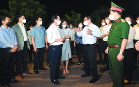 政府總理范明政親往探望安豐工業區的三星生產工廠。（圖源：VGP）