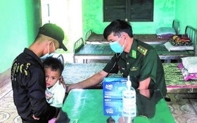 廣治省沙沉軍民醫療站幹部正在為民眾診療。
