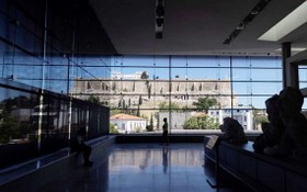 當地時間2021年5月14日，希臘雅典，雅典衛城博物館重新向公眾開放。圖為遊客在博物館中漫步。（圖源：互聯網）