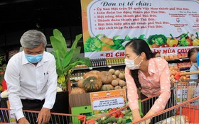 市越南祖國陣線委員會副主席潘嬌清香(右)為市民選購食品。
