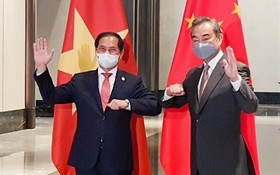 越南外長裴青山（左）與中國國務委員兼外長王毅。（圖源：越通社）