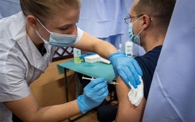 一名法國軍人接種新冠疫苗。（圖源: 法國國防部官網）
