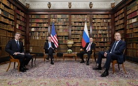 俄羅斯總統普京（右二）和美國總統拜登（左二）在拉格朗熱別墅舉行會談。（圖源：AP）