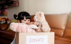 給清貧朋友捐出舊玩具是讓孩子形成良好人格的做法。