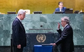 古特雷斯（右）宣誓就任聯合國秘書長，這是他的第二個五年任期。（圖源：聯合國）