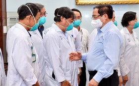 2021年5月13日，政府總理范明政（前右）向市大水鑊醫院的守崗醫護隊伍致以誠摯的問候。（圖源：VGP）