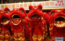 6月20日，香港市民在舞獅慶賀。（圖源：新華社）