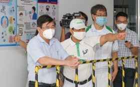 市人委會主席阮成鋒（左一）視察接種工作。