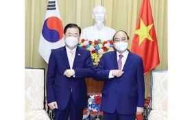 國家主席阮春福（右）接見韓國外交部長鄭義溶。（圖源：曰鐘）