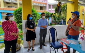 市越南祖國陣線委員會主席蘇氏碧珠（左一）親往視察舊邑郡的一個新冠疫苗接種地點。（圖源：淮南）