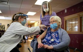 美國艾奧瓦州一家養老院內，一位居民正在接種新冠疫苗。（圖源：AP）