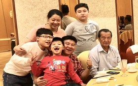 蔡祥福（前排右二）和妻兒與父親、侄兒歡聚。