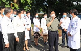 范明政總理與平陽省全科醫院的醫生和醫護人員交談。（圖源：春忠）