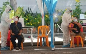 泰國近期工地群聚感染嚴重，巴育政府下令收緊防疫措施，關閉工寮、暫停餐廳內用餐。（圖源：AP）