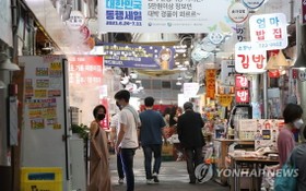 6月28日，在首爾市鐘路區通仁市場，市民前來購物。（圖源：韓聯社）