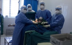 手術團隊為產婦進行剖腹產手術，順利產下一名3公斤女嬰。（圖源：德明）
