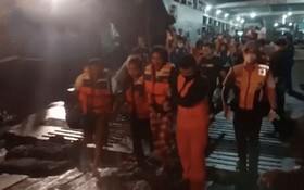 獲救的人員被送上岸。（圖源：互聯網）
