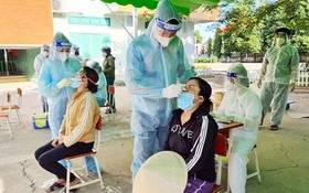 民眾接受採樣檢測新冠病毒。