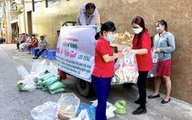 紅十字會工職員準備禮品發給窮人。